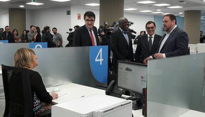 Oriol Junqueras visita la oficina de la Agencia Tributaria de Catalu&ntilde;a en el Poblenou