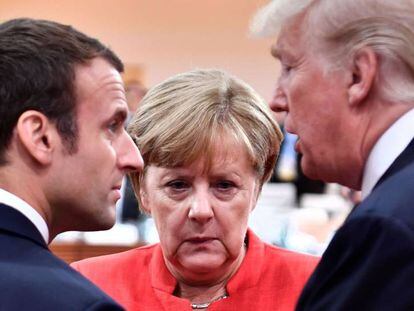 La canciller alemana, Angela Merkel, junto al presidente francés, Emmanuel Macron (i) y al presidente de EE UU, Donald Trump (d), durante el G20 de Hamburgo, el pasado julio.