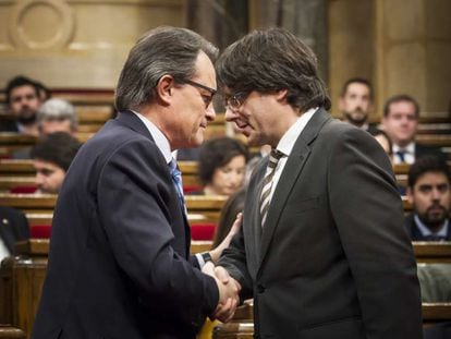 Artur Mas y Carles Puigdemont, durante el debate de investidura de este último en enero de 2016.