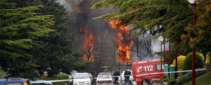 Fuego en el interior del Edificio Central de la Universidad de Navarra tras el estallido del coche bomba