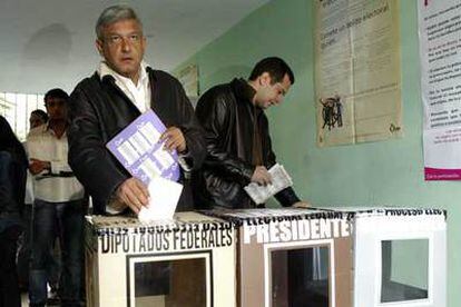 El candidato a la presidencia de México por el PRD, Andrés Manuel López Obrador, vota en una casilla electoral ubicada en una colonia popular de Ciudad de México.