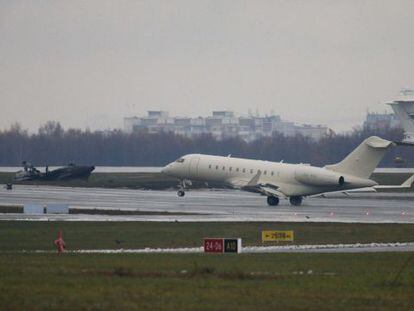 Un avión despega en el aeropuerto de Vnukovo junto al avión del presidente de Total