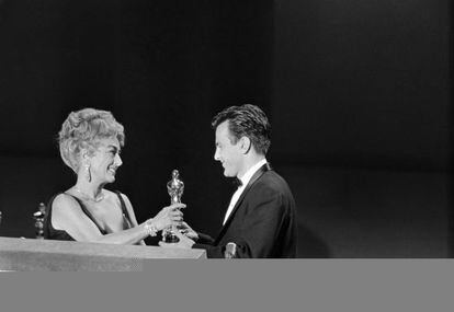 Maximilian Schell, en 1961, recibiendo de manos de Joan Crawford el Oscar al Mejor Actor por 'Vencedores y vencidos'.