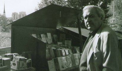 Luis Loayza junto a las librer&iacute;as de la ribera del Sena, en Par&iacute;s, en 2004.