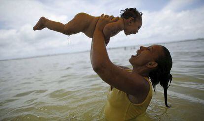 Ua mujer brasile&ntilde;a juega con su beb&eacute;, afectado de microcefalia. 