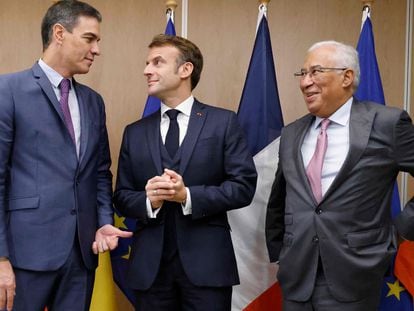 Desde la izquierda, el jefe del Gobierno español, Pedro Sánchez; el presidente francés, Emmanuel Macron, y el primer ministro portugués, António Costa, conversan en el encuentro celebrado este jueves en Bruselas.