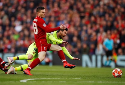 Leo Messi i Andrew Roberston al partit entre el Barça i el Liverpool.