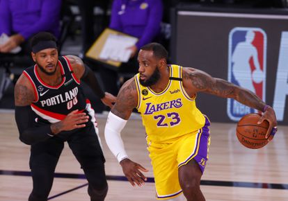 Carmelo Anthony, entonces en Portland, y LeBron James, en un partido de la NBA