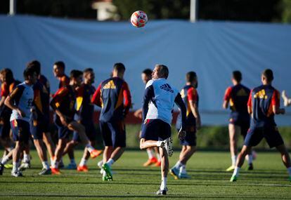Luis Enrique, durante el entrenamiento de la selección española previo al encuentro frente a Portugal, este lunes en Braga.