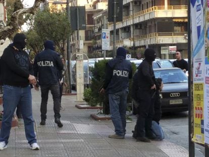 Varios polic&iacute;as rodean al detenido, de rodillas, el s&aacute;bado en Bellizi. 