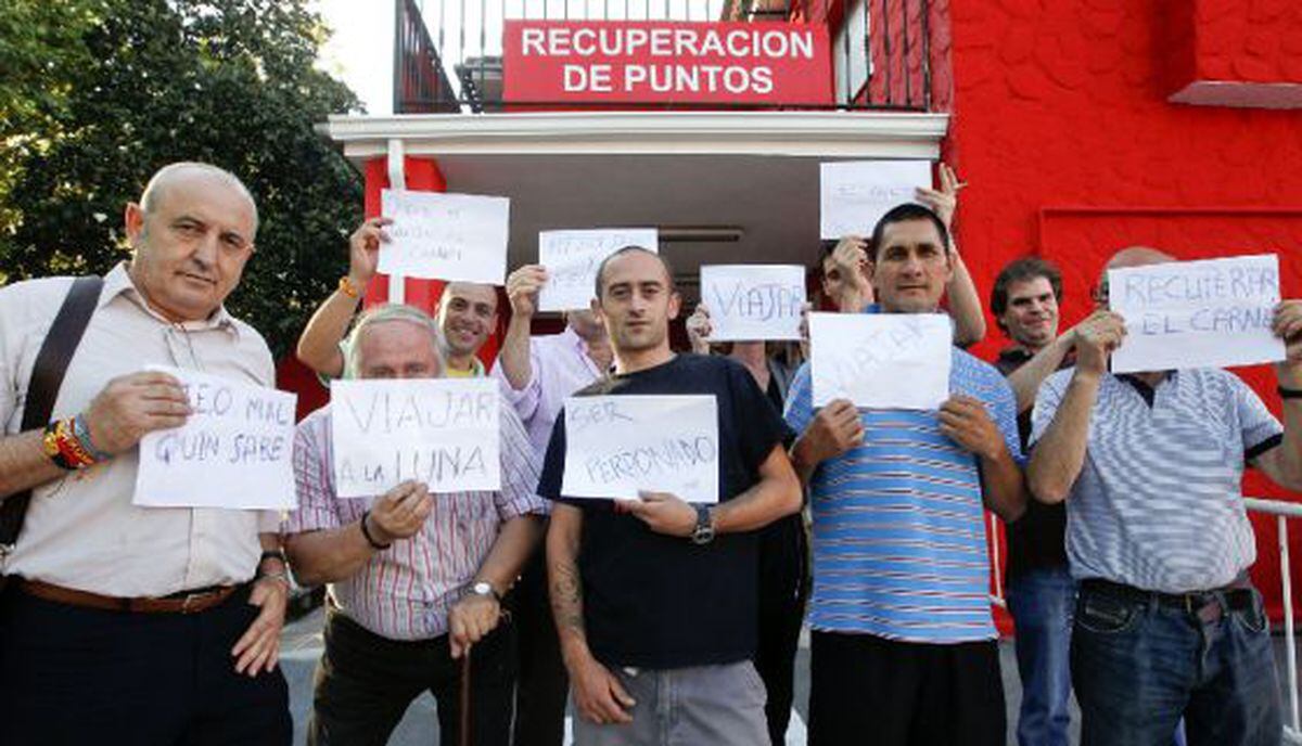 Fin al ‘monopolio’ de las autoescuelas para recuperar los puntos del carné Politica EL PAÍS Fin al ‘monopolio’ de las autoescuelas para recuperar los puntos del carné Politica EL PAÍS