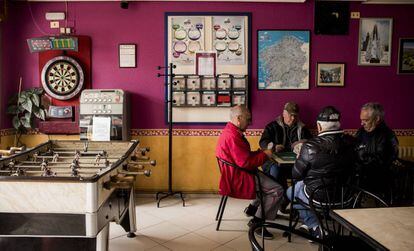 Vecinos de Loberia, el municipio más envejecido de Ourense, juegan a las cartas en uno de los únicos dos bares del pueblo.