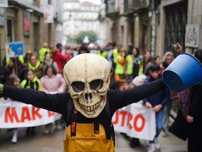 Organizaciones ecologistas y de defensa del mar se han movilizado este domingo en Santiago de Compostela por la crisis productiva de las rías y contra la gestión del episodio contaminante causado por el vertido de "pellets" en la costa de Galicia y a otras zonas el norte.