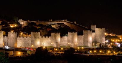 Panorámica de la muralla de Ávila, iluminada por la noche.