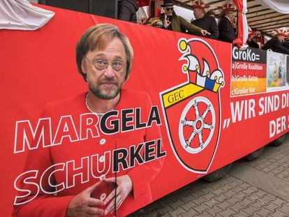 &quot;Margela Schurkel&quot;: un fotomontaje de Merkel y Schulz en un autob&uacute;s del carnaval.