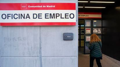 Una persona entra en una oficina del SEPE en Alcalá de Henares.