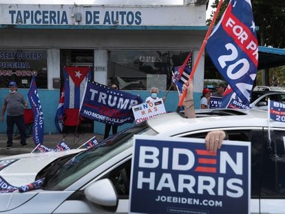 Seguidores del candidato demócrata Joe Biden pasan por delante de seguidores del presidente Donald Trump el pasado día 18 en Florida.