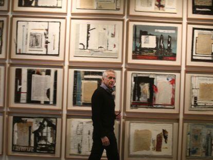 El artista sudafricano Peter Sacks junto a sus cuadros sobre 'El proceso' de Kafka, en la galería Ivorypress de Madrid