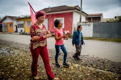 Ivy Wiens, Maria José da Silva y Yassuo Yamane reparten panfletos a favor de Lula en las calles de Eldorado.