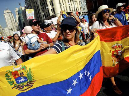 Varios cientos de personas convocadas por representantes de la Mesa de la Unidad Democrática de Venezuela en España, han marchado por el centro de Madrid para exigir la celebración de un referéndum revocatorio al presidente Nicolás Maduro y la liberación de los presos políticos.