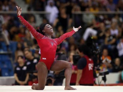 Simone Biles en la pose final de su ejercicio de suelo.