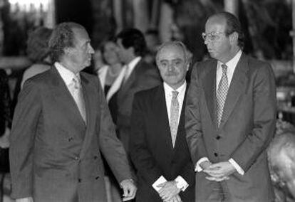 Don Juan Carlos, junto a Fernando Almansa y Rafael Spottorno, en una recepción en 1998.