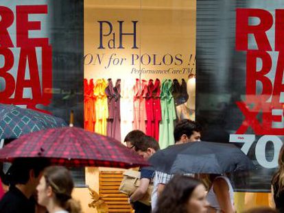 Los comercios catalanes arrancan la campa&ntilde;a de rebajas de verano con lluvia y mal tiempo