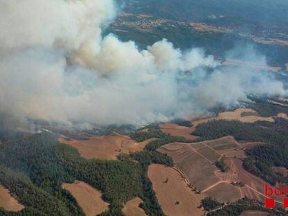 Un incendi a Artés des de l'aire l'estiu passat.