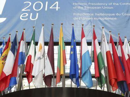 Banderas a la entrada de la Comisi&oacute;n Europea
