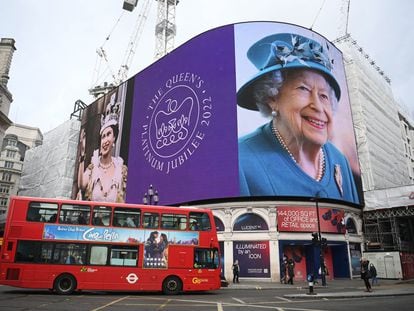 London (United Kingdom), 06/02/2022.- An image of Britain's Queen Elizabeth II is displayed on screen at Piccadilly Circus in London, Britain, 06 February 2022. The Platinum Jubilee of Queen Elizabeth II will mark the 70th anniversary of the British monarch's accession to the throne on 06 February 1952. (Reino Unido, Londres) EFE/EPA/NEIL HALL
