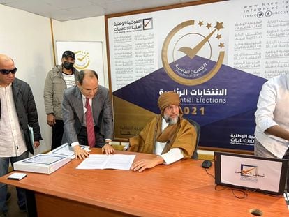 El hijo de Muamar Gadafi, Saif al Islam Gadafi, registra su candidatura para las elecciones presidenciales previstas en principio para el 24 de diciembre, en la ciudad de Sebha, Libia, el 14 de noviembre.