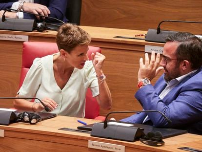 La reelegida presidenta de Navarra, María Chivite, y el vicepresidente primero, consejero de Presidencia, Igualdad, Función Pública e Interior y portavoz del Gobierno, Javier Remírez Apesteguía, este martes en Pamplona.