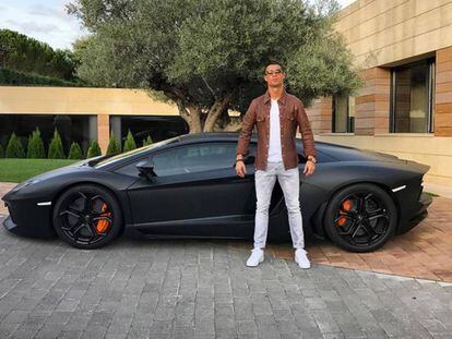 Cristiano Ronaldo, con su Lamborghini Aventador sin aler&oacute;n, en una foto de su Instagram.