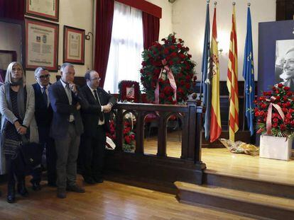 Dirigents del PSC davant de les cendres de Chacón a l'Ajuntament d'Esplugues de Llobregat.