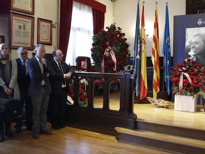 Dirigents del PSC davant de les cendres de Chacón a l'Ajuntament d'Esplugues de Llobregat.