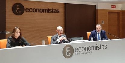 Jorge Onrubia, en el centro, durante el acto del Consejo de Economistas.