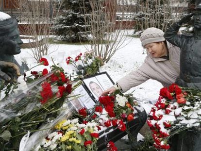 Una mujer coloca flores en memoria del piloto fallecido tras el derribo del cazabombardero ruso Su-24 por Turquía.
