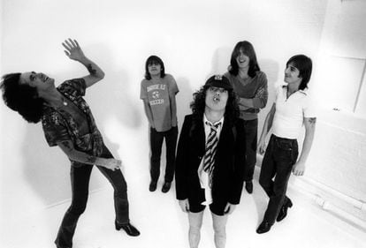 Los integrantes de AC/DC posan para fotografía de estudio en Londres (Renio Unido), en 2001.