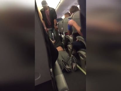 Esta brutalidad viral le cuesta a United Airlines una severa caída en Bolsa