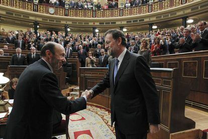 20 de diciembre de 2011, Alfredo Pérez Rubalcaba felicita a Mariano Rajoy, tras conseguir el respaldo del Congreso a su investidura como presidente del Gobierno.
