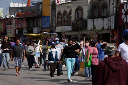Personas caminan por el centro del municipio de Naucalpan (Estado de México).