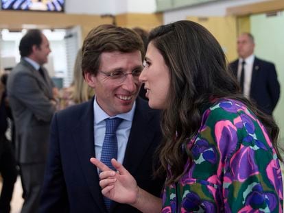 El alcalde de Madrid, José Luis Martínez-Almeida (PP), con Teresa Urquijo, en la sesión de constitución del Ayuntamiento de Madrid, el 17 de junio de 2023.