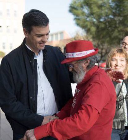 Pedro Sánchez y Antonio Castañeda se saludan en un acto durante las primarias del PSOE en 2017.