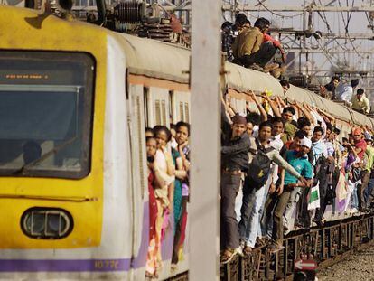 Pasajeros de un tren suburbano en Bombay.