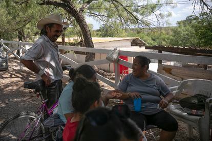 Familiares de José Luis Mireles Argüijo, en las inmediaciones del pozo donde está atrapado el minero.