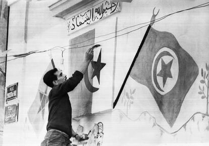 Un miembro del Frente de Liberación Nacional argelino pinta una bandera sobre la pared en 1962, a las puertas del referéndum de autodeterminación del país norteafricano.