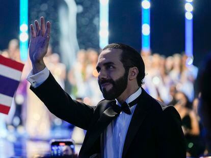 Nayib Bukele saluda el 18 de noviembre en San Salvador durante la celebración del certamen Miss Universo.