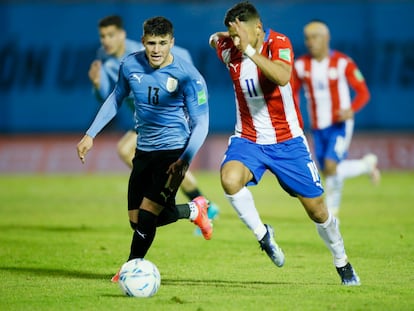 Giovanni González ante Ángel Romero, en el último partido de Uruguay en el Centenario frente a Paraguay.