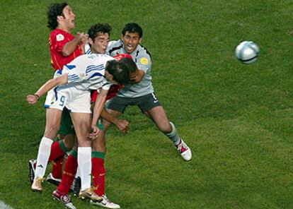 Charisteas remata de cabeza y anota el gol del triunfo de Grecia en la Eurocopa de 2004