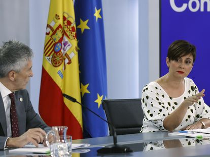 La ministra de Política Territorial y portavoz del Gobierno, Isabel Rodríguez, y el ministro del Interior, Fernando Grande-Marlaska, durante la rueda de prensa de este martes en el Palacio de la Moncloa.